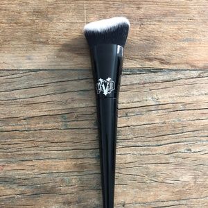 Kat Von D Lock-It Edge Foundation Brush #10